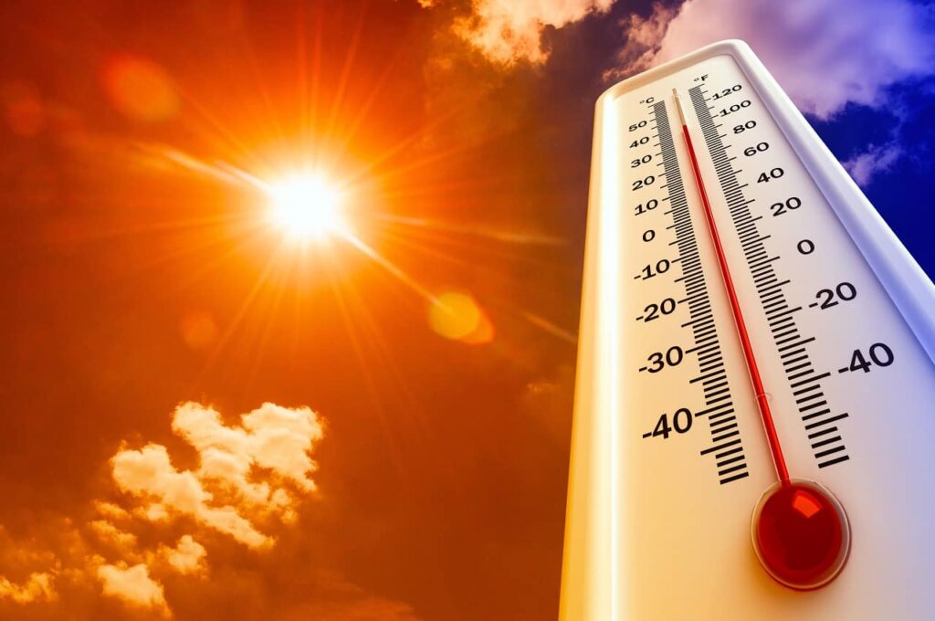 ronco no tempo seco. Pessoa suando e dormindo com dificuldade em um ambiente quente, representando o clima do B-R-O Bró e seus efeitos na apneia do sono.