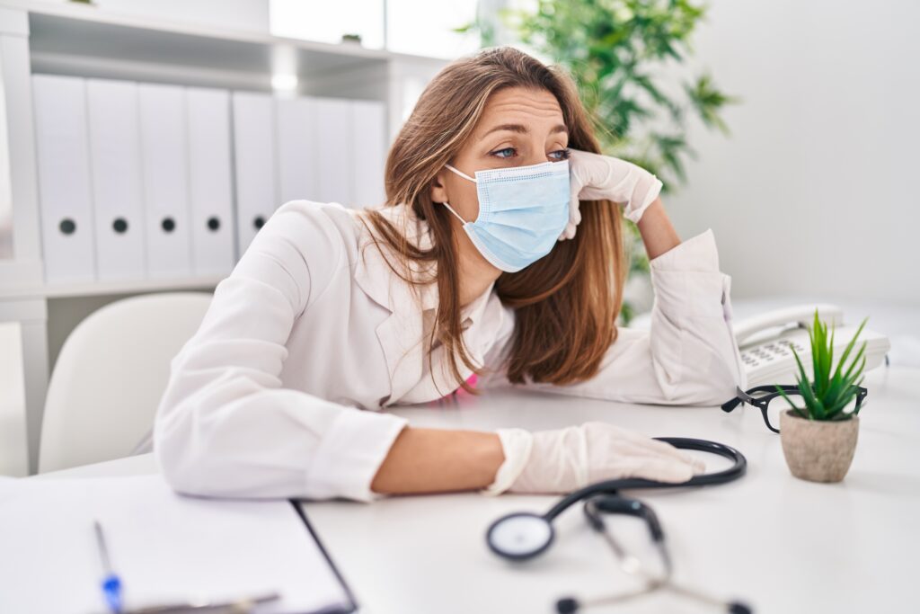 Profissional com sonolência no trabalho representando riscos à segurança no ambiente profissional

