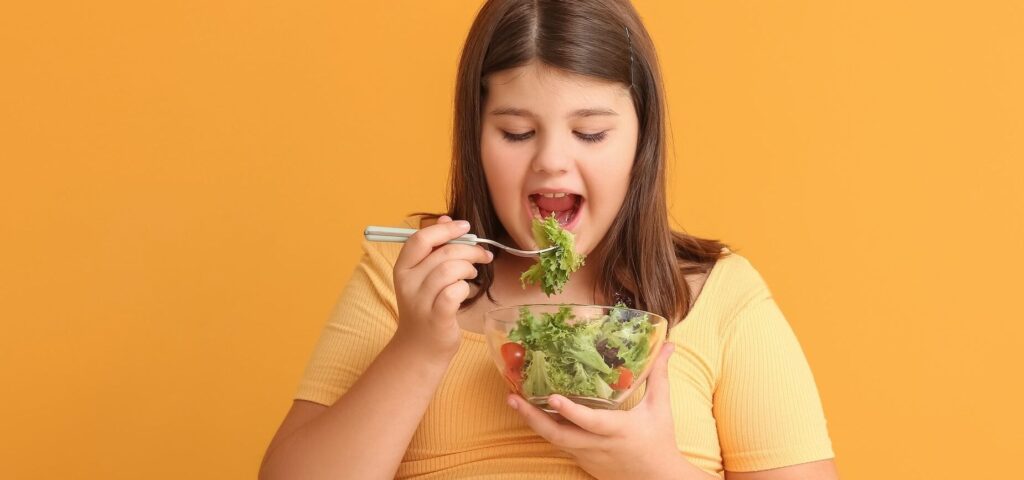Criança adotando alimentação saudável para previnir ronco infantil